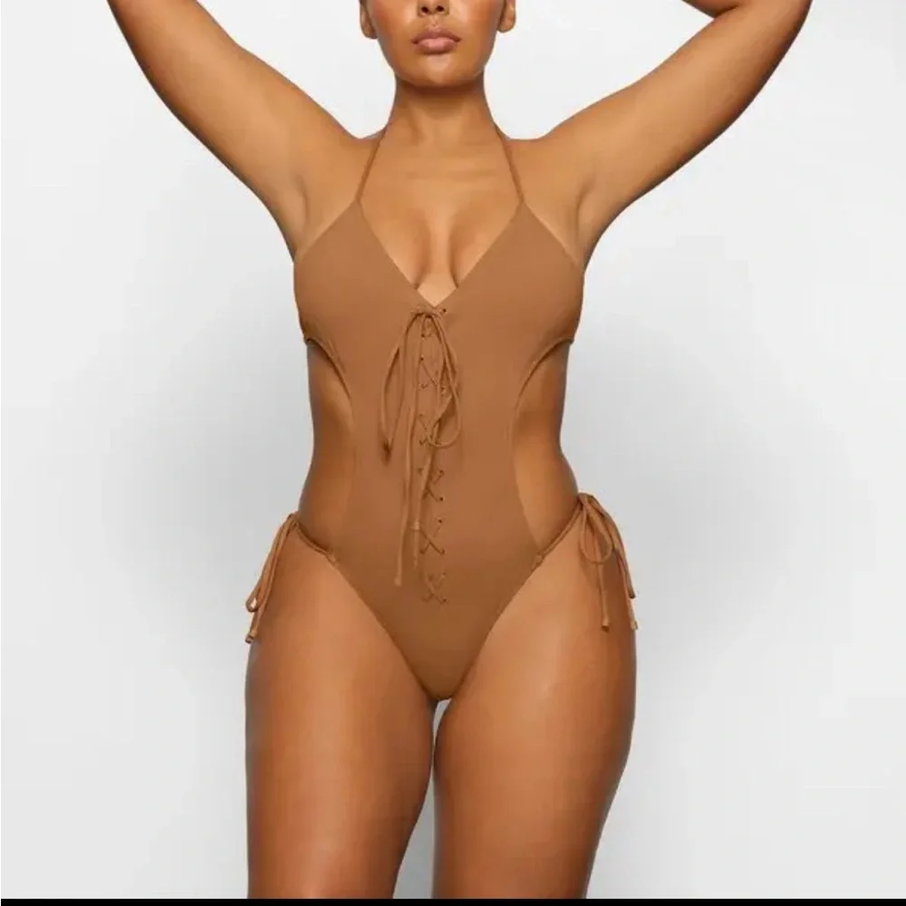 🤎SKIMS SWIM MONOKINI LACE UP SWIMSUIT IN ALMOND 2X